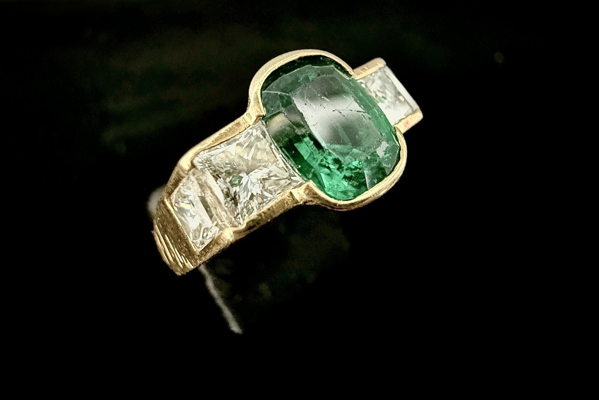 Bague en or jaune sertie d'une émeraude de 1,50 carats et 1,75 carats de diamants princesse