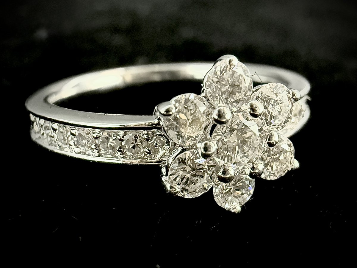 Bague marguerite en or blanc sertie de 0,80 carat de brillants-photo-2
