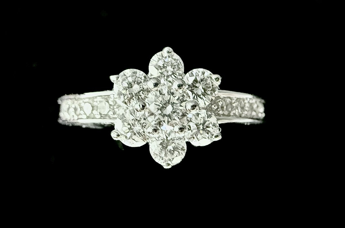 Bague marguerite en or blanc sertie de 0,80 carat de brillants-photo-3