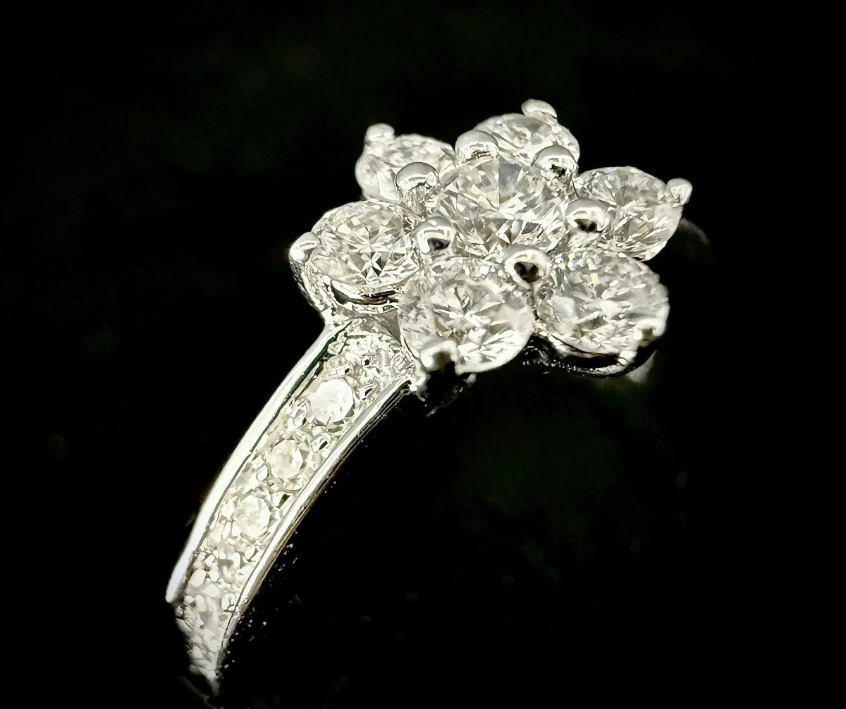 Bague marguerite en or blanc sertie de 0,80 carat de brillants-photo-4