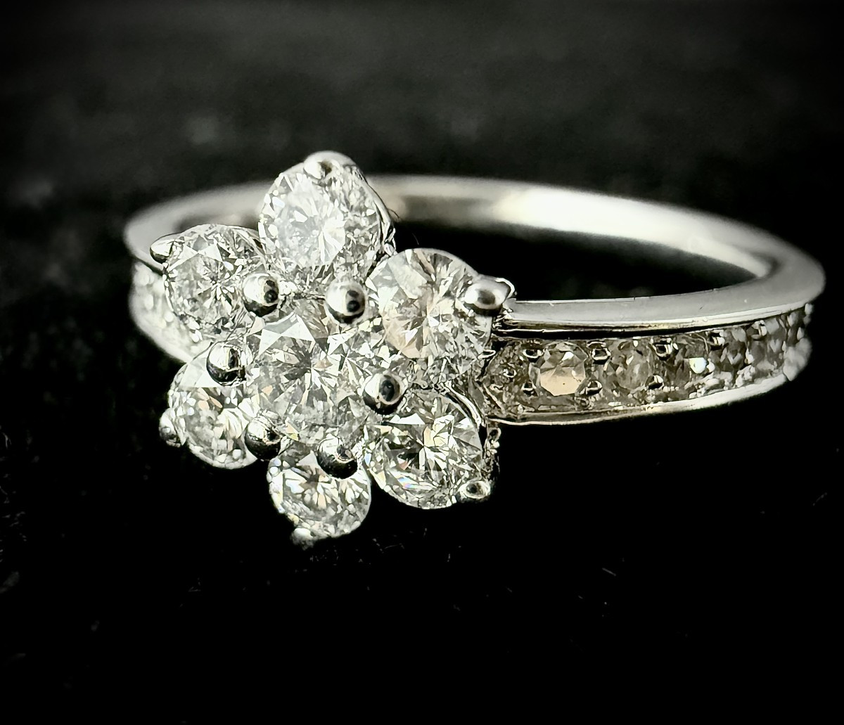 Bague marguerite en or blanc sertie de 0,80 carat de brillants