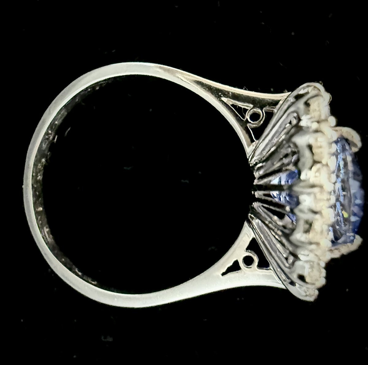 Bague marguerite en or blanc et serti d'un saphir de Ceylan de 5,07 carats avec certificat-photo-1