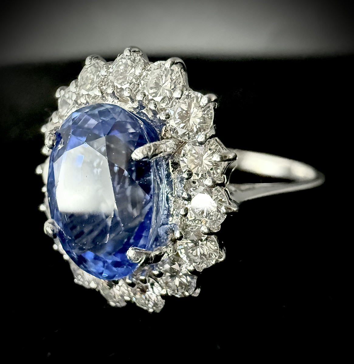 Bague marguerite en or blanc et serti d'un saphir de Ceylan de 5,07 carats avec certificat