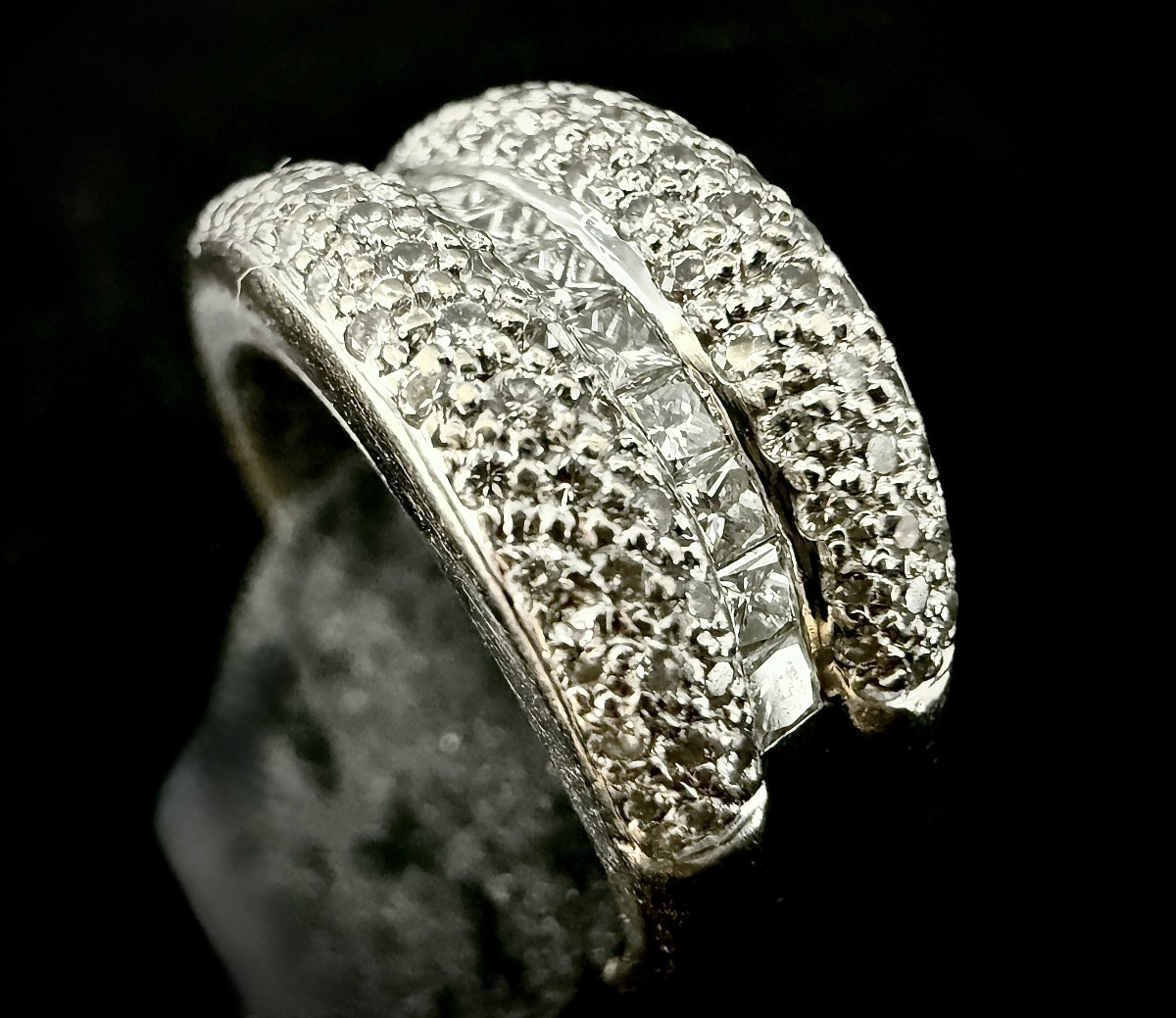Bague or bicolore sertie de 118 diamants pour 2,40 carats