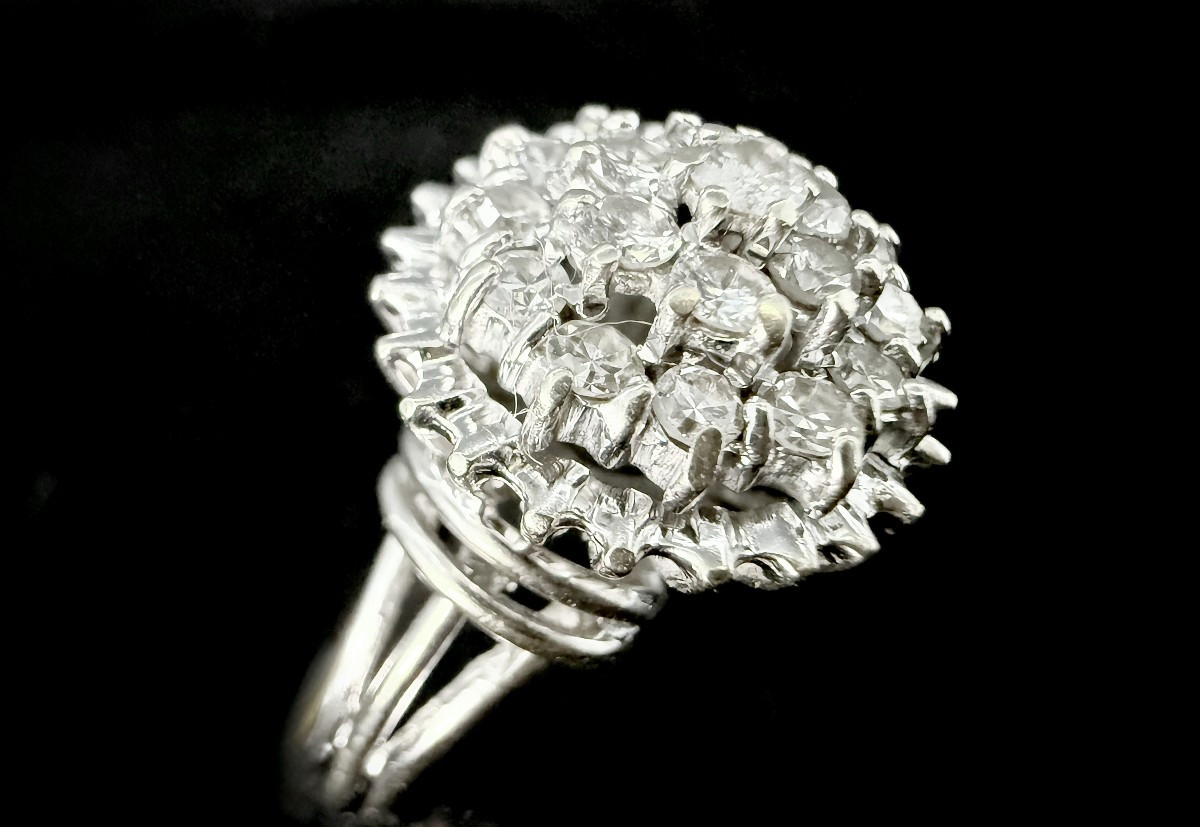 Bague en or blanc 18 carats sertie de 19 diamants 