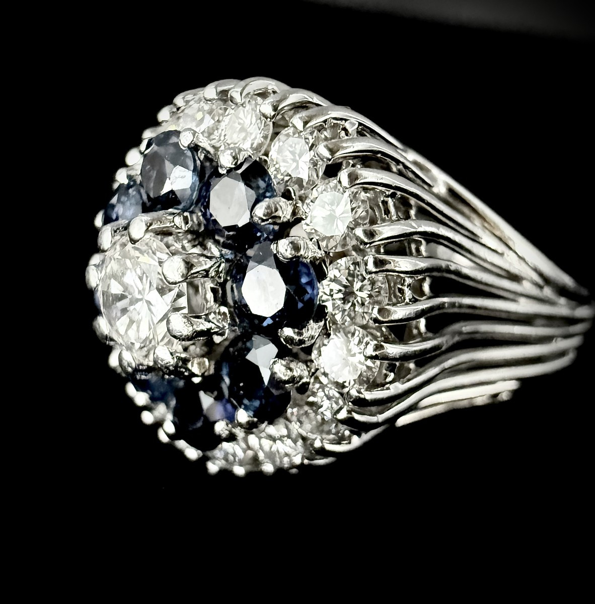 Bague en or blanc sertie d'un brillant central de 0,40 carat (VS-E/F)