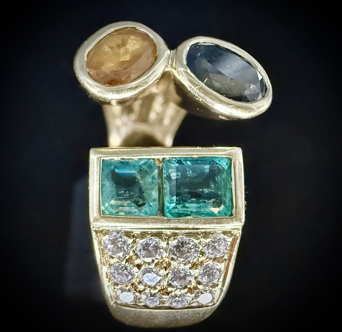 Bague or jaune sertie d'émeraudes, brillants et saphirs bleu et jaune-photo-4