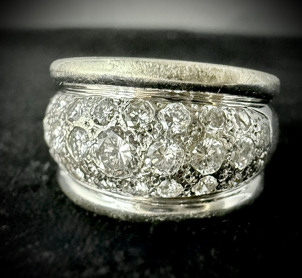 Bague dôme en or blanc sertie d'une pavé de 1,53 carats de brillants-photo-1
