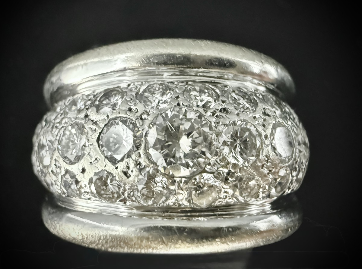 Bague dôme en or blanc sertie d'une pavé de 1,53 carats de brillants