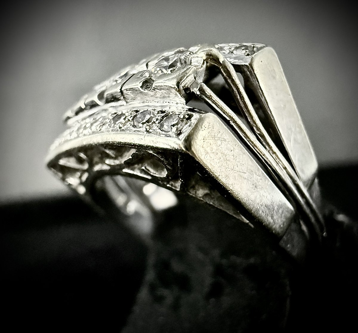 Tank Ring In White Gold Set With 19 Diamonds-photo-3