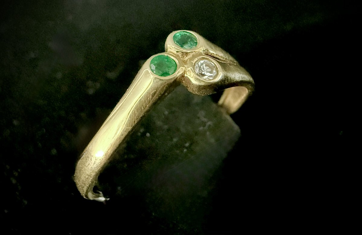 Bague or jaune sertie d'émeraudes et un brillant-photo-1