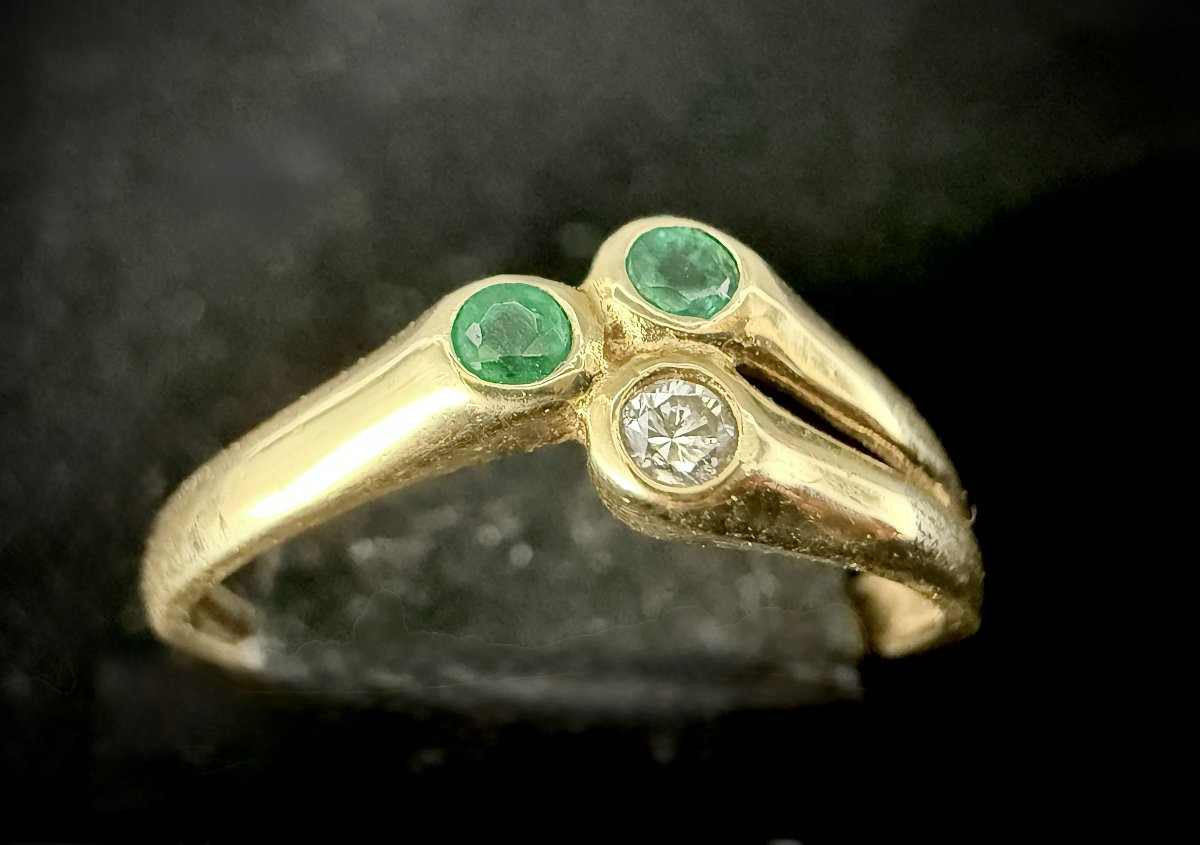 Bague or jaune sertie d'émeraudes et un brillant-photo-2