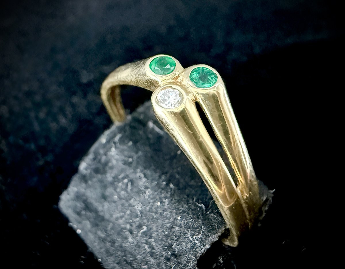 Bague or jaune sertie d'émeraudes et un brillant-photo-3