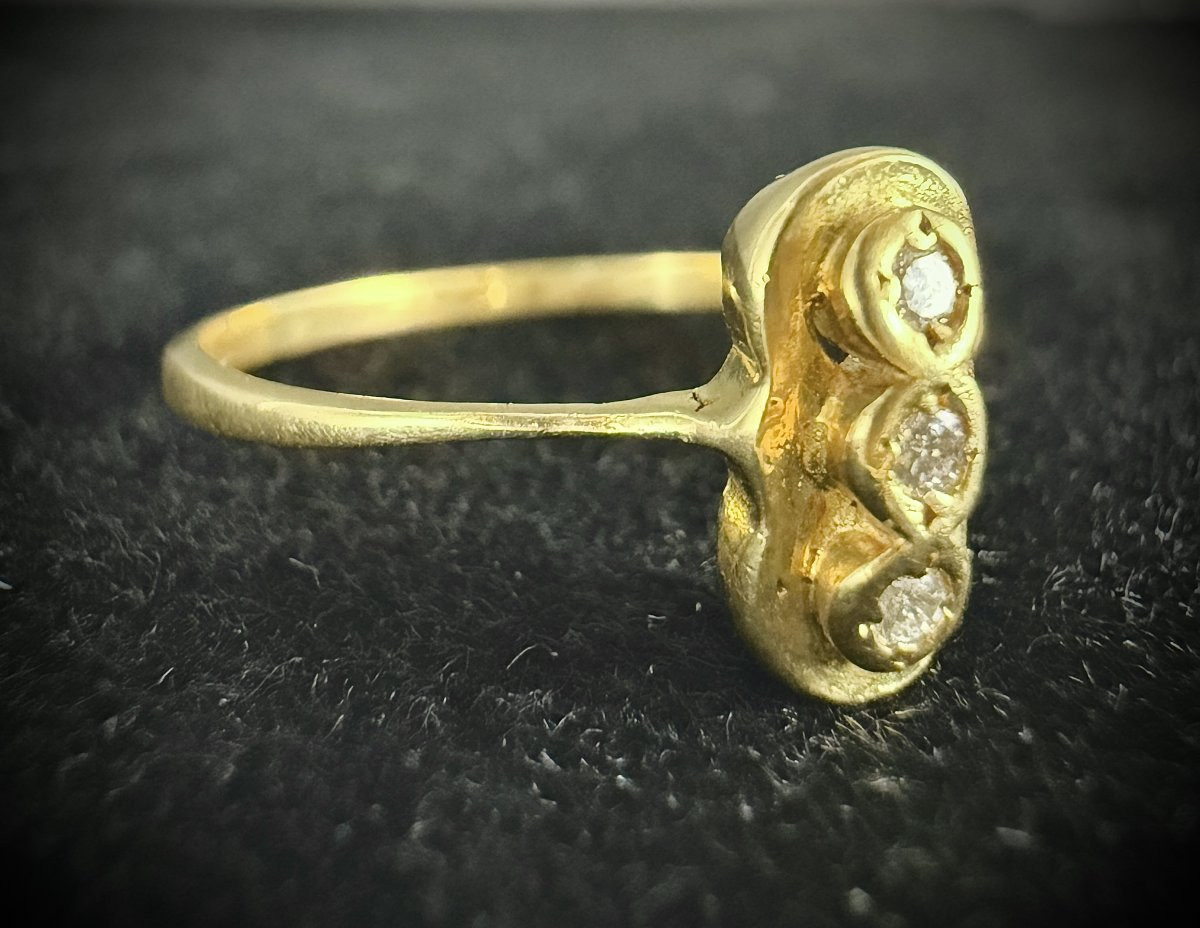 Bague or jaune sertie de trois diamants-photo-1