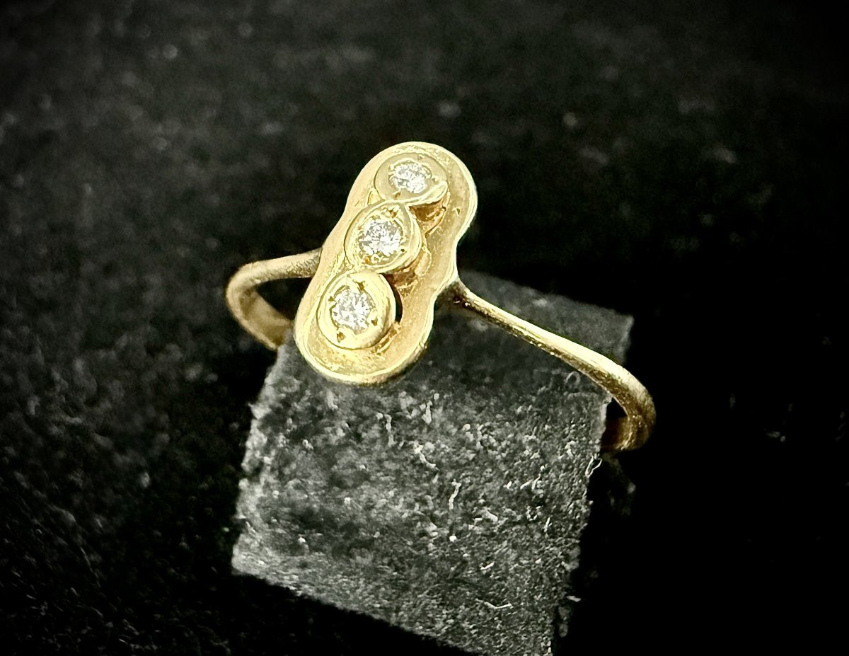 Bague or jaune sertie de trois diamants-photo-3