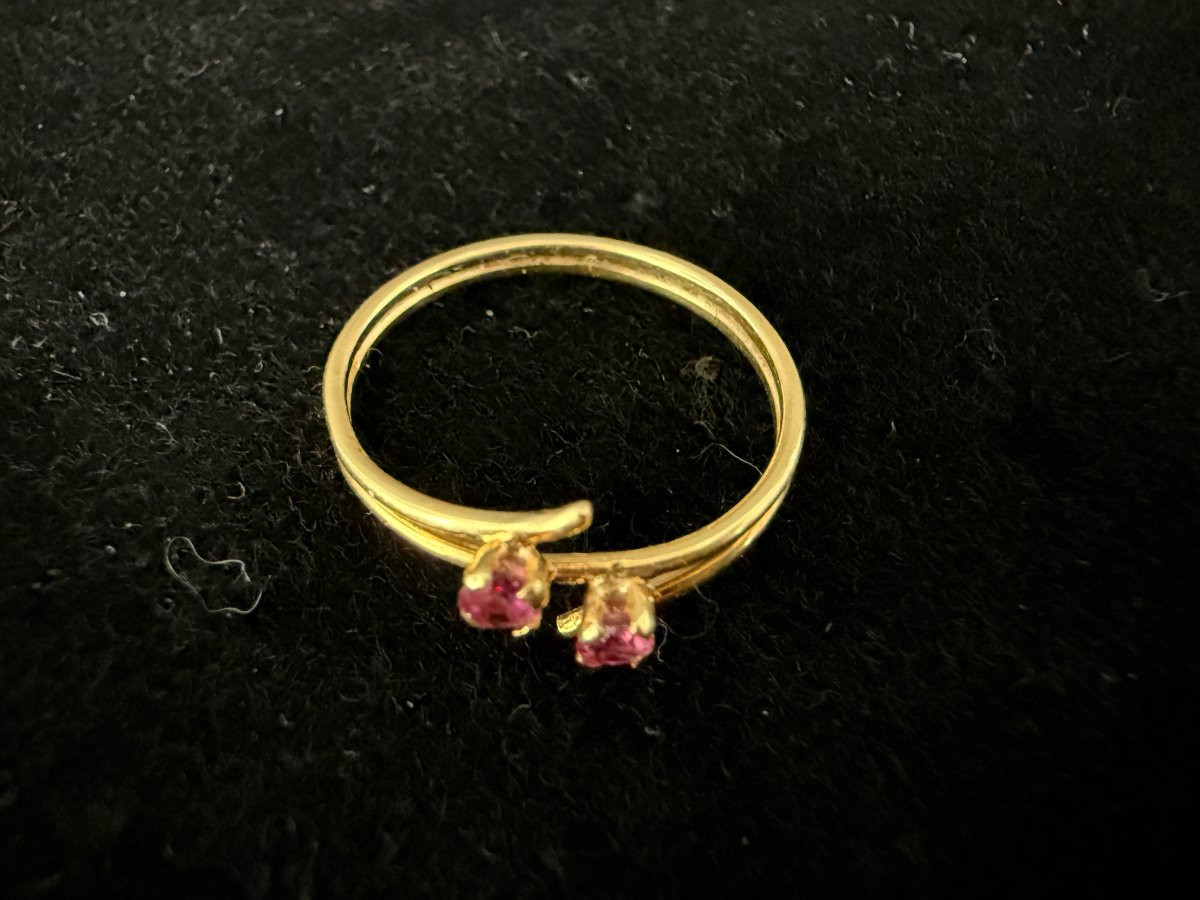 Bague en or jaune sertie de deux rubis-photo-2