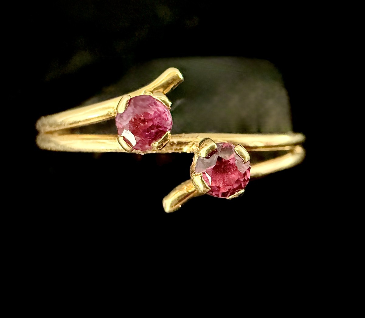 Bague en or jaune sertie de deux rubis