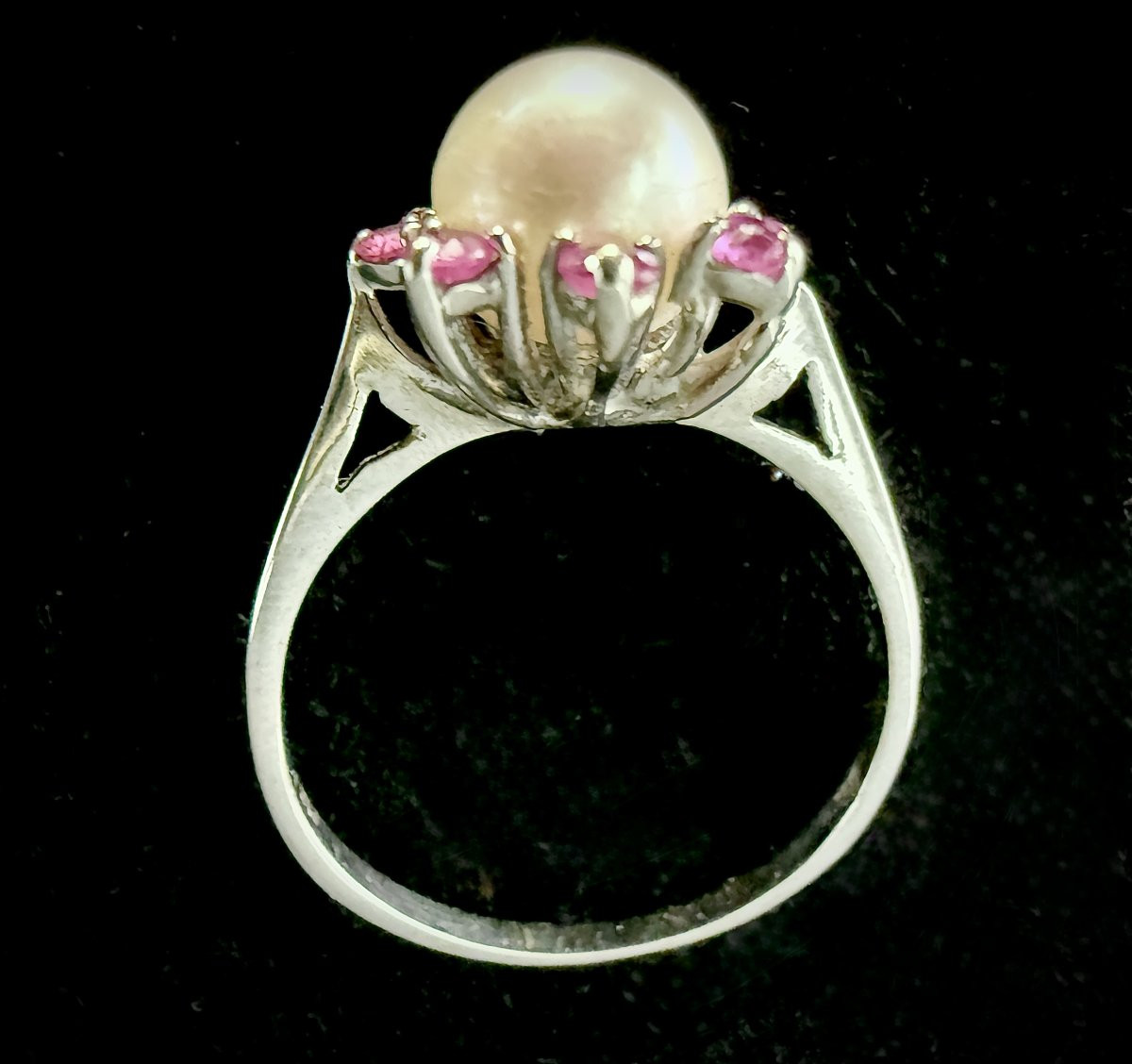 White Gold Ring Set With A Pearl And 8 Rubies-photo-1