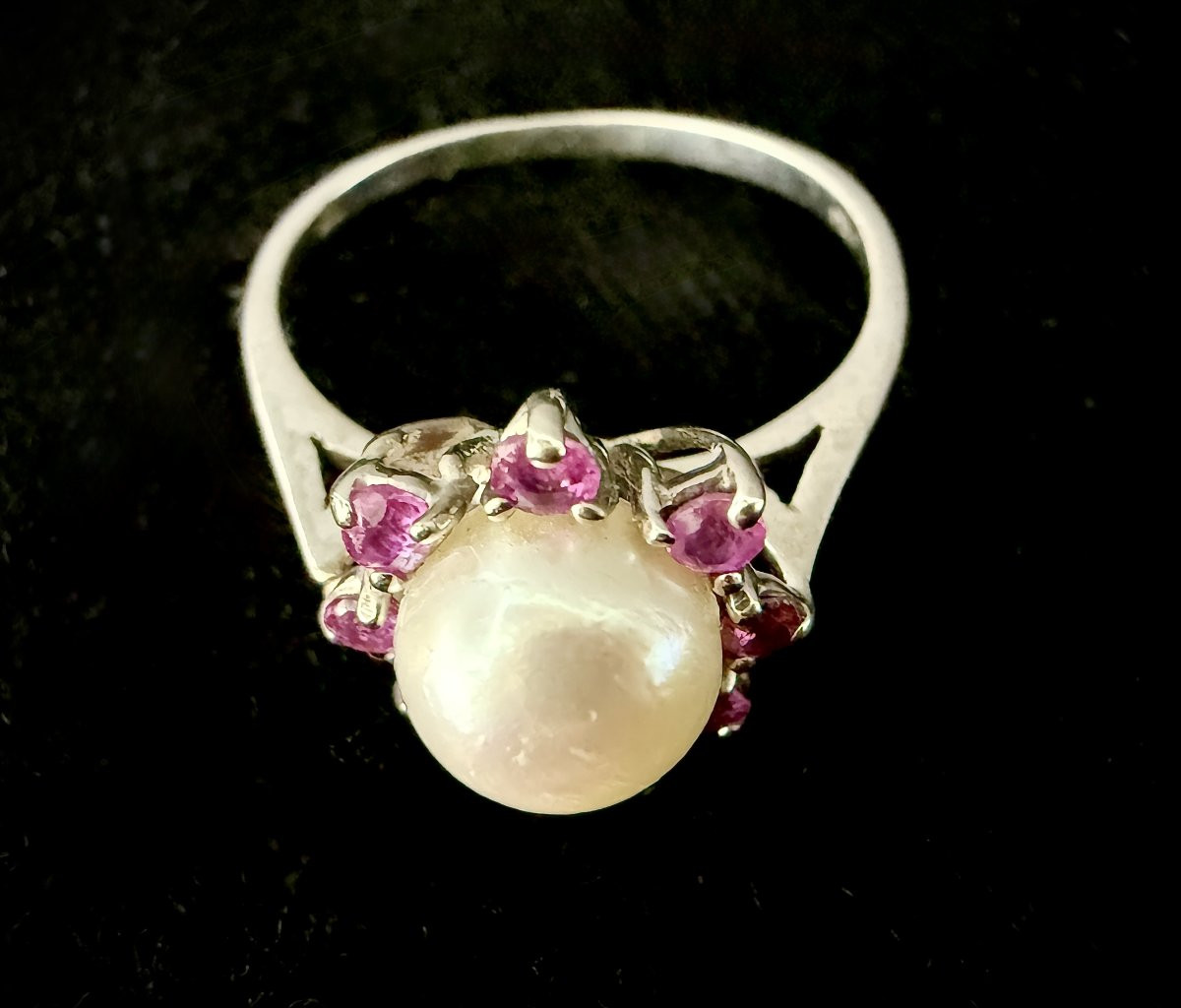 White Gold Ring Set With A Pearl And 8 Rubies-photo-2