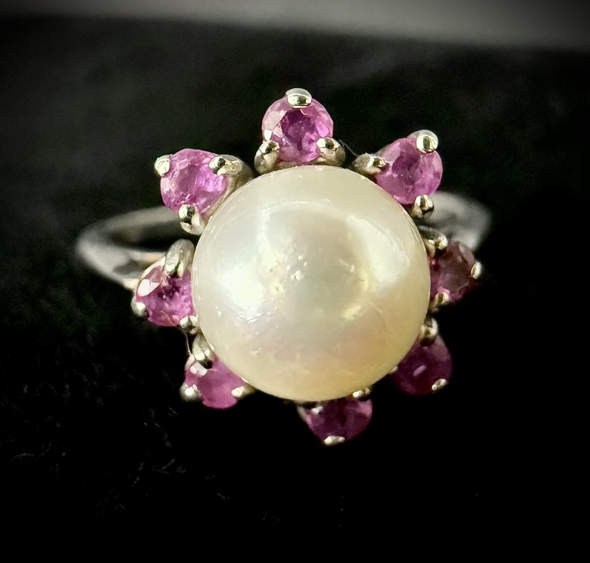 White Gold Ring Set With A Pearl And 8 Rubies-photo-3