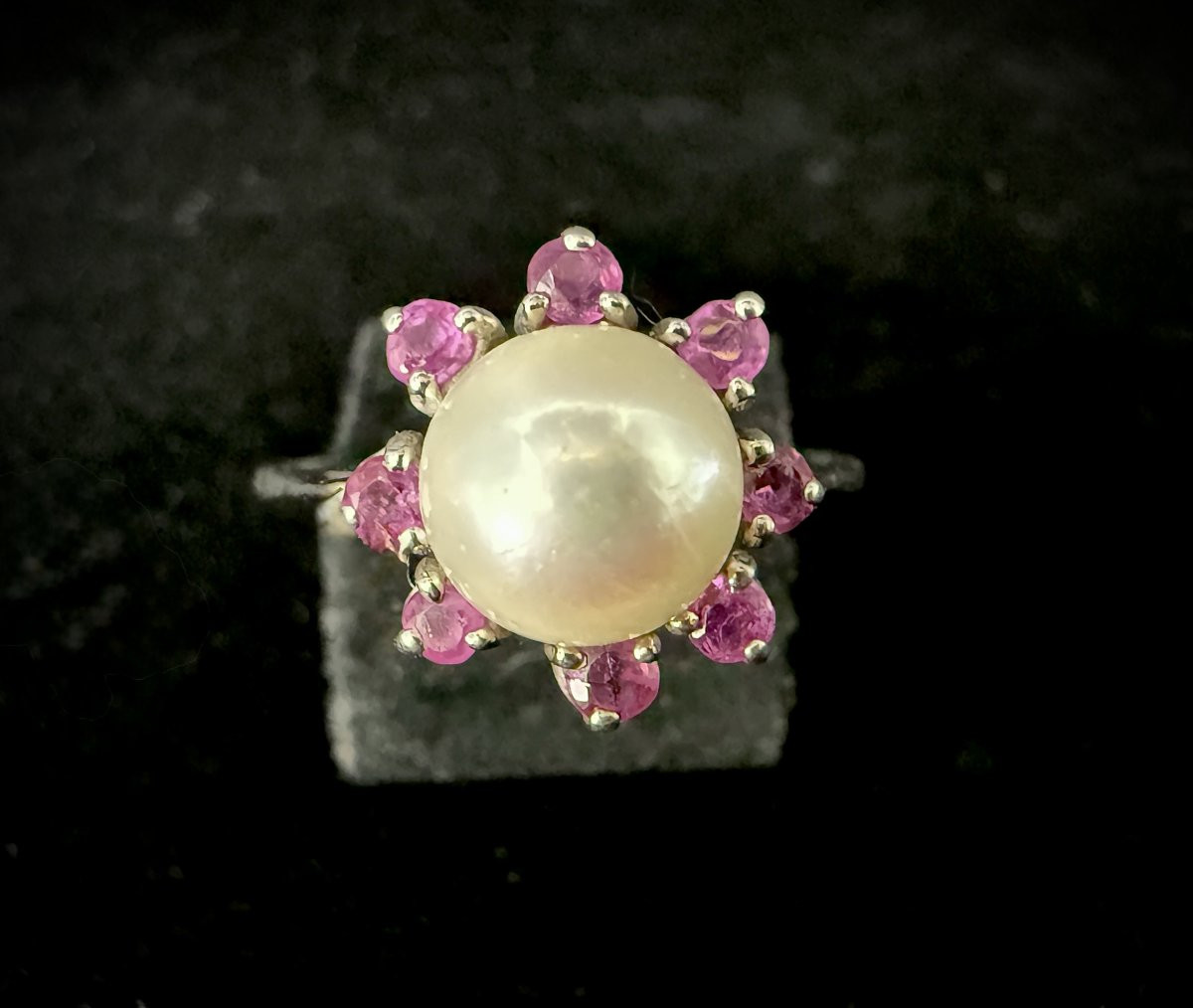 White Gold Ring Set With A Pearl And 8 Rubies-photo-4
