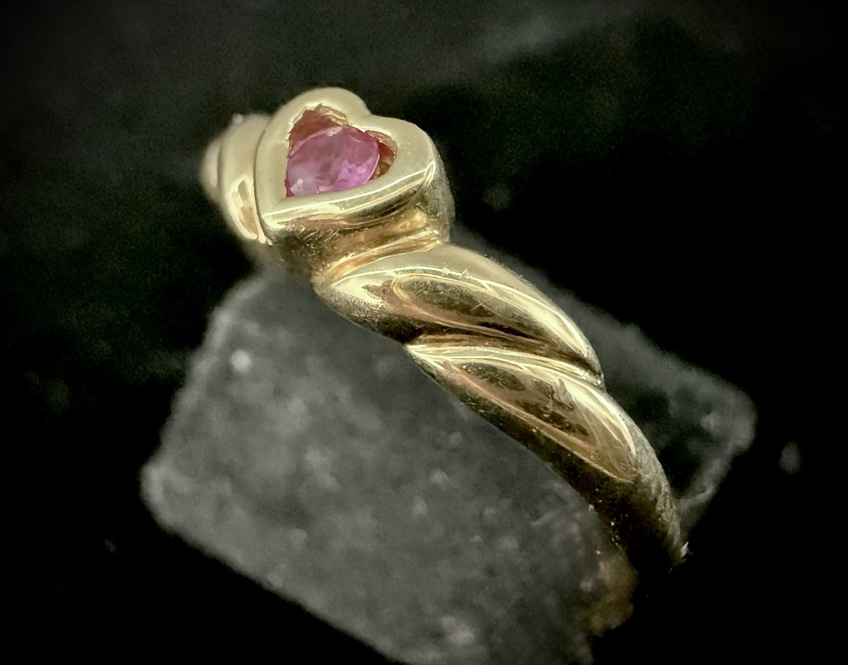 Bague en or jaune 18 carats sertie d'un rubis