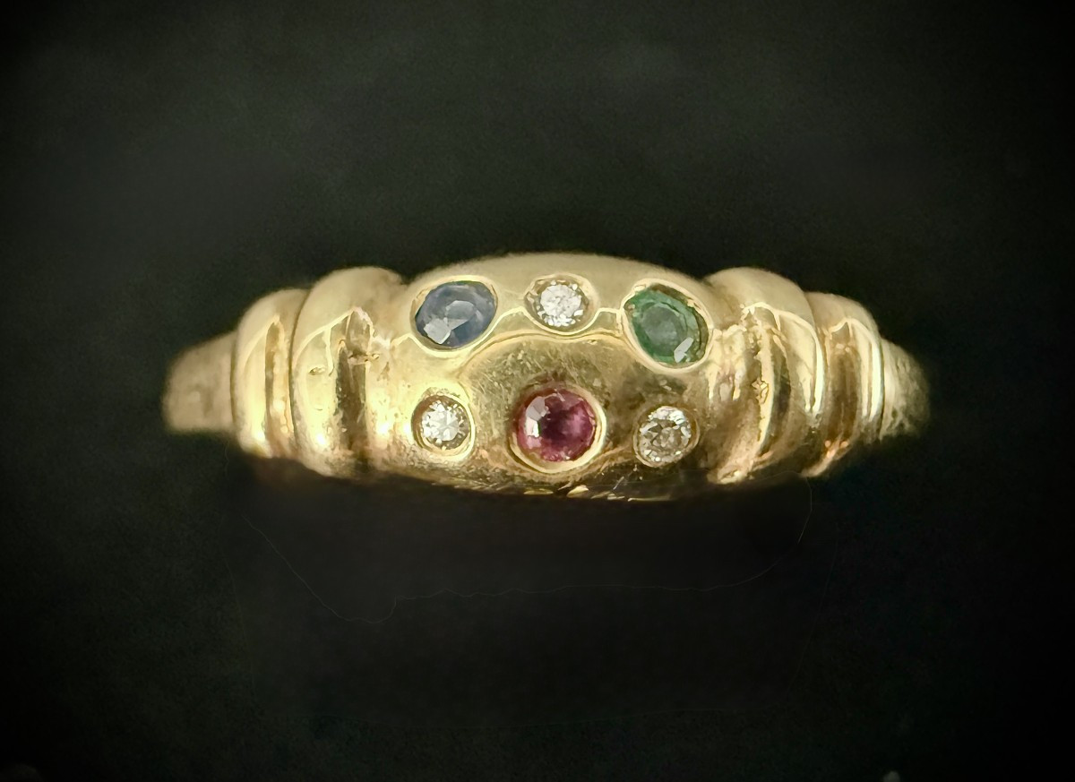 Bague or jaune sertie de brillants, émeraude, saphir et rubis