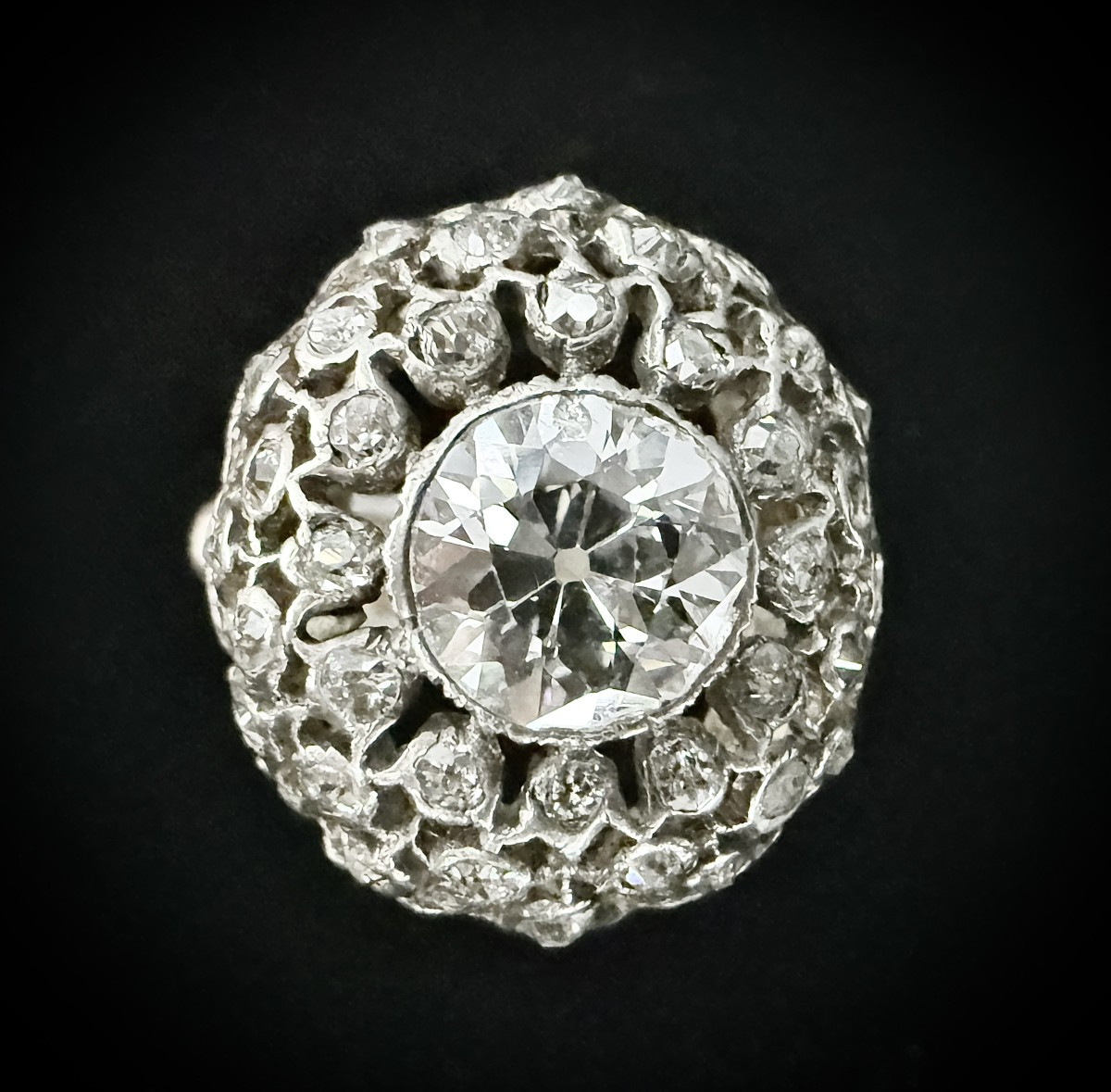 Bague Art Nouveau en argent sur or jaune ornée d'un diamant ancienne taille de 1,20 carats