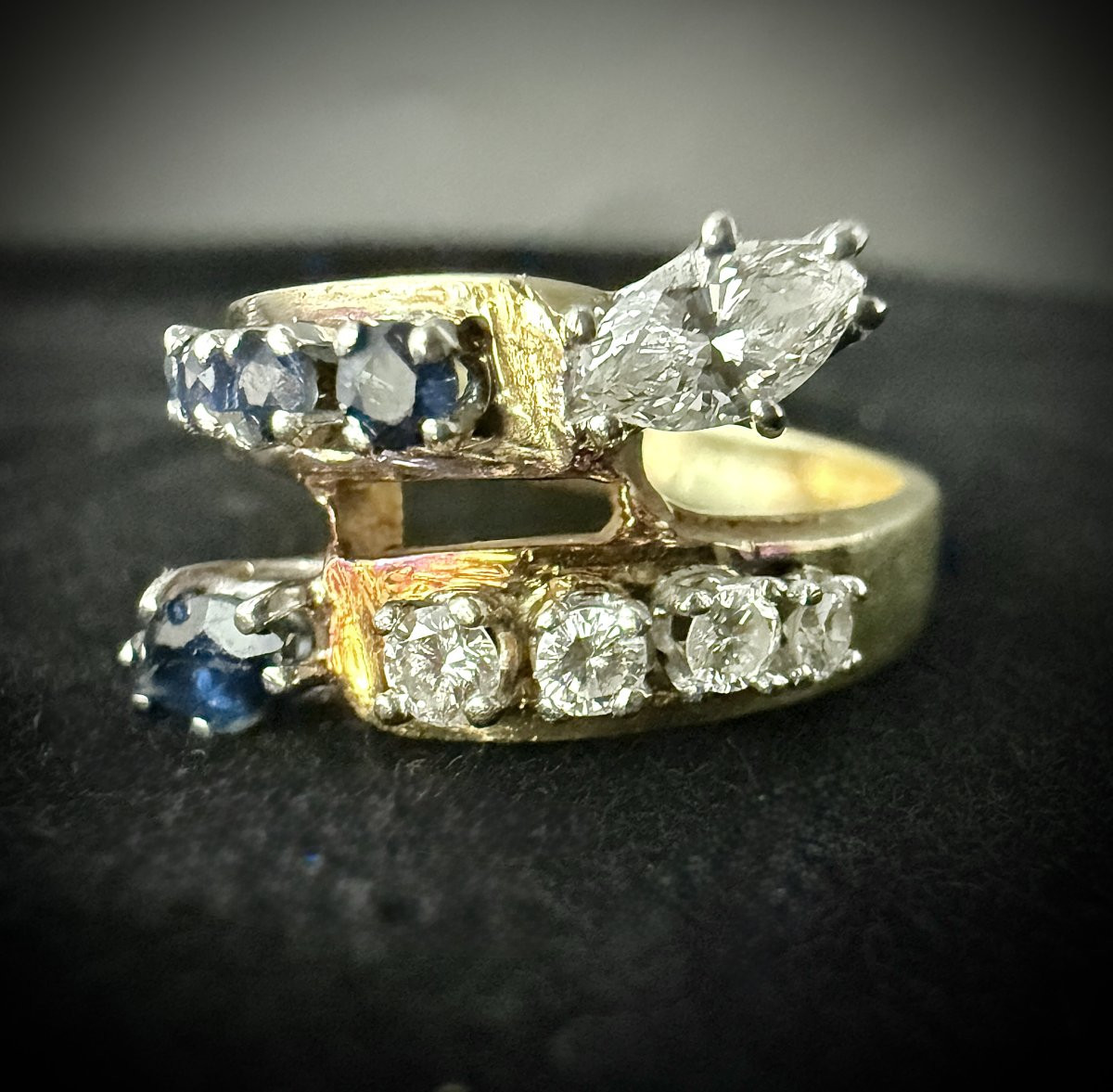 Bague "Toi et Moi" en or jaune 18 carats sertie d'un diamant et un saphir en poire-photo-2