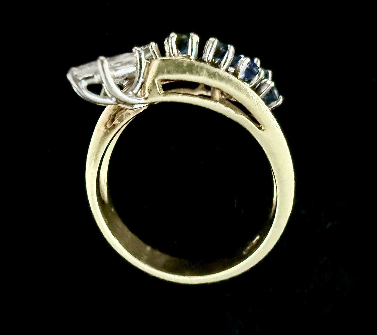 Bague "Toi et Moi" en or jaune 18 carats sertie d'un diamant et un saphir en poire-photo-3