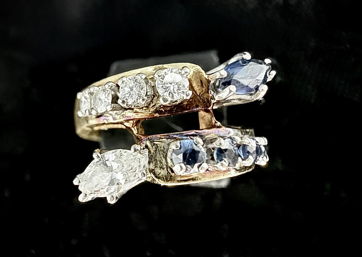 Bague "Toi et Moi" en or jaune 18 carats sertie d'un diamant et un saphir en poire