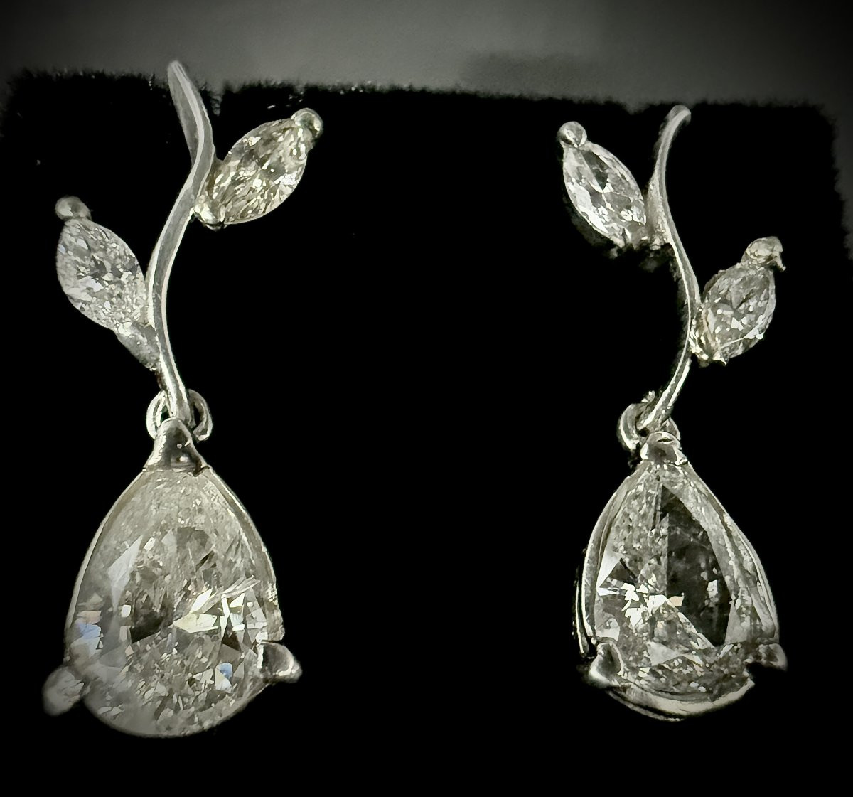 Paire de boucles en or blanc sertie de 3,40 carats de diamants poire  diamants marquise-photo-2