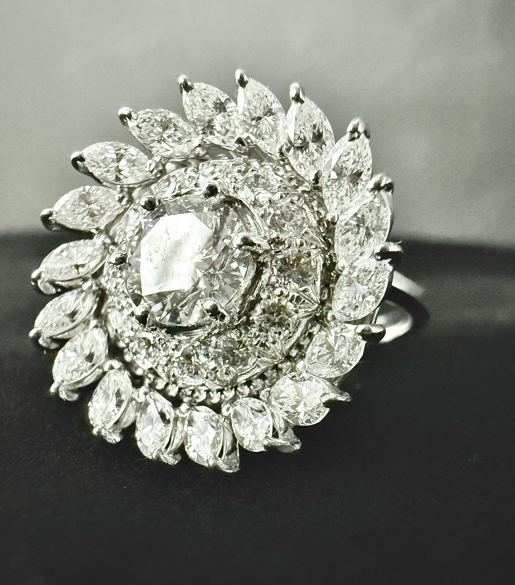 Bague or blanc 18 carats sertie de 4,60 carats de diamants taillés en brillant et marquise-photo-1