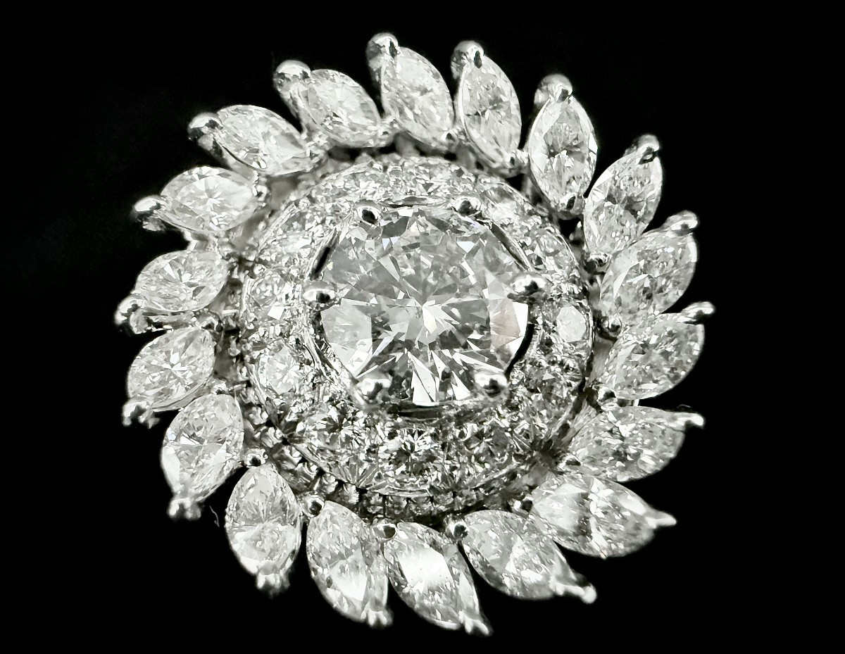 Bague or blanc 18 carats sertie de 4,60 carats de diamants taillés en brillant et marquise