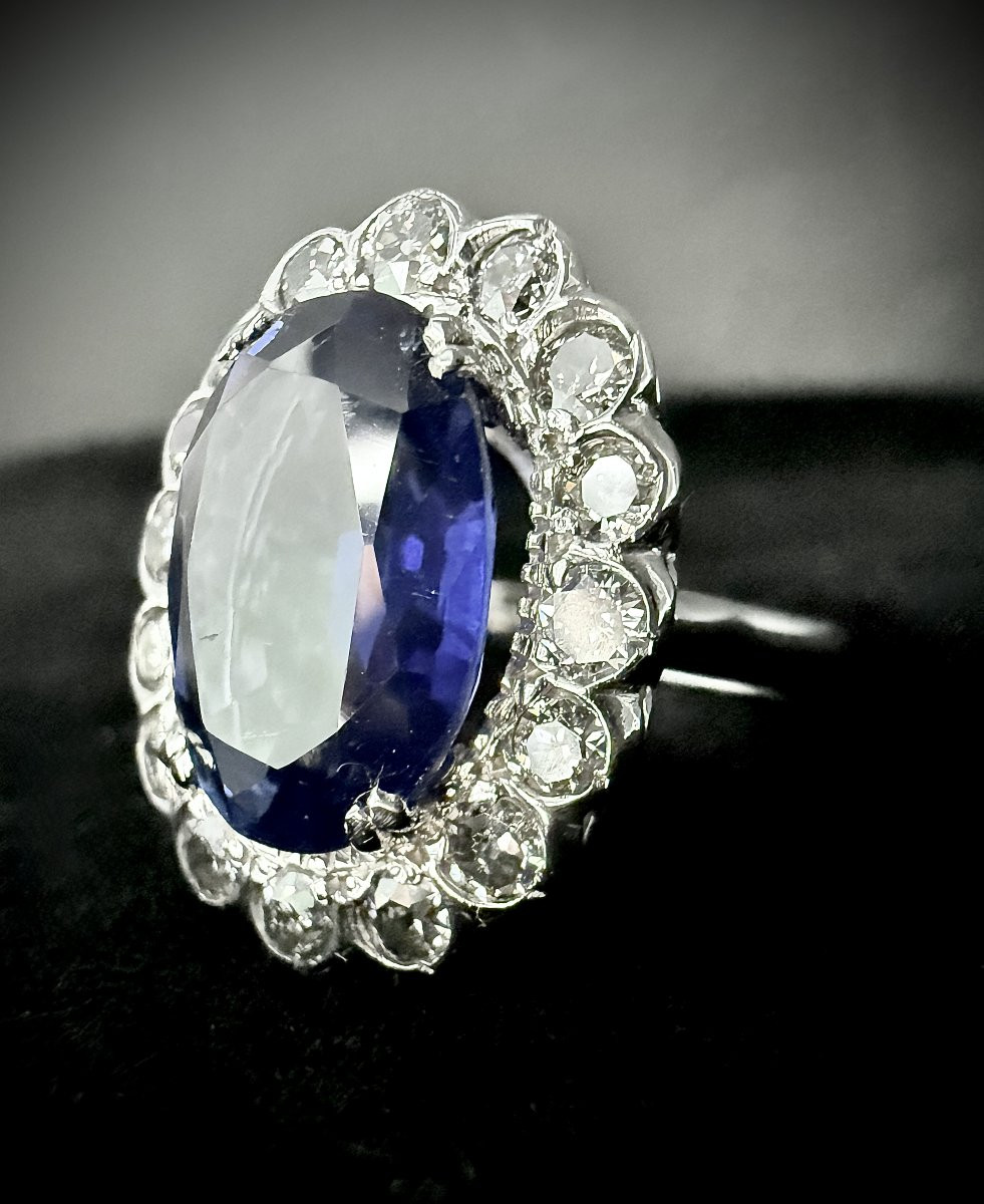 18-carat White Gold Ring Set With A 7-carat Sapphire And 1.60 Carats Of Diamonds-photo-1