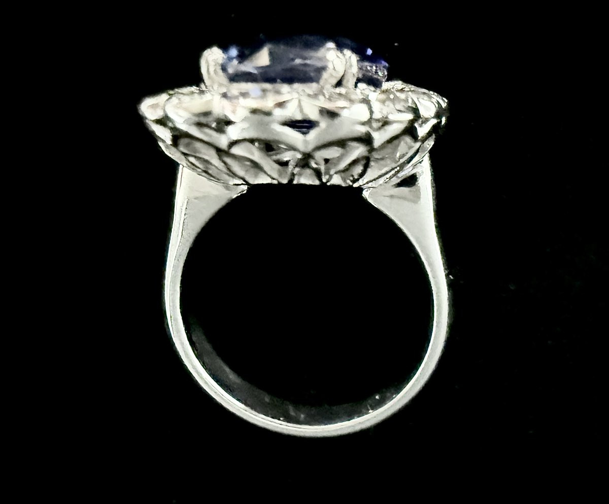 18-carat White Gold Ring Set With A 7-carat Sapphire And 1.60 Carats Of Diamonds-photo-2