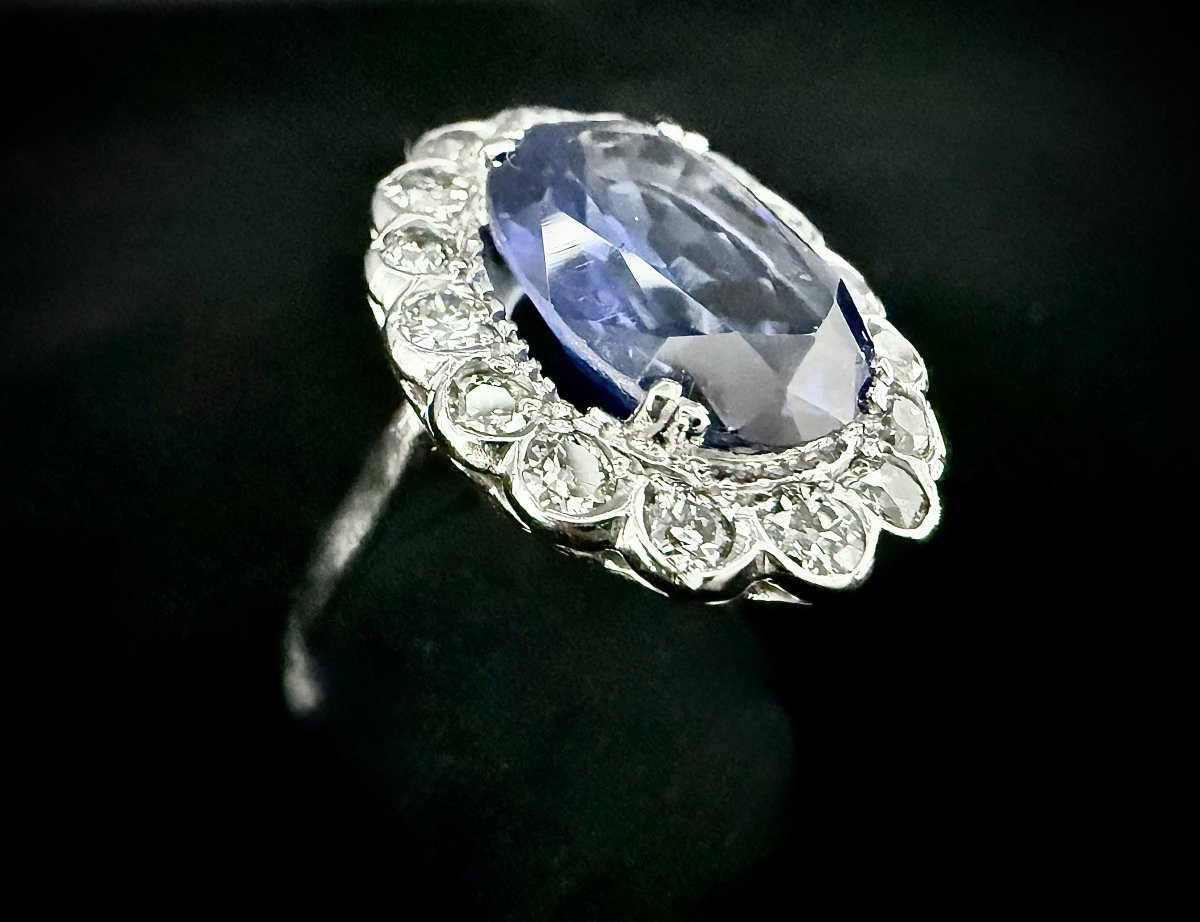 18-carat White Gold Ring Set With A 7-carat Sapphire And 1.60 Carats Of Diamonds-photo-3