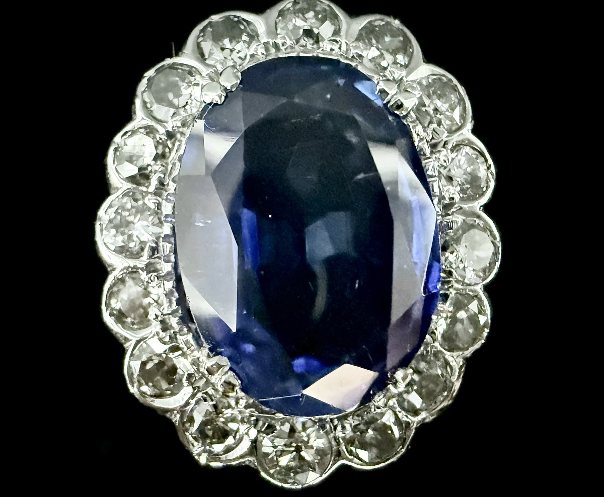 18-carat White Gold Ring Set With A 7-carat Sapphire And 1.60 Carats Of Diamonds-photo-4