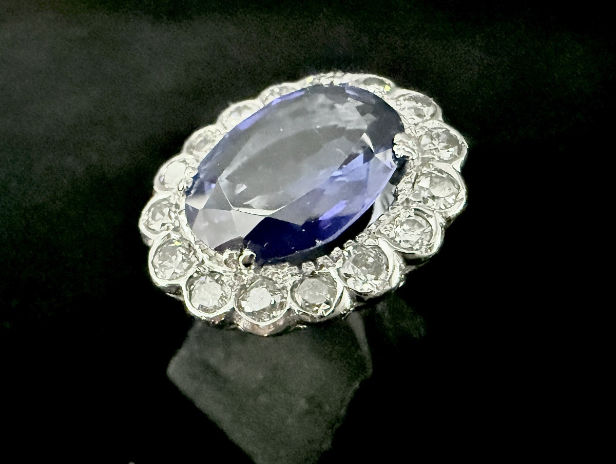18-carat White Gold Ring Set With A 7-carat Sapphire And 1.60 Carats Of Diamonds