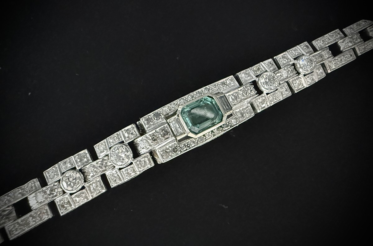 Art Deco Bracelet In Platinum And White Gold Set With An Emerald And 4.72 Carats Of Diamonds