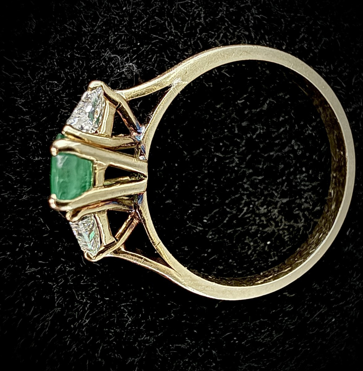 Bague or jaune sertie d'une émeraude de 0,70 carat en taille ovale et deux diamants en triangle-photo-1