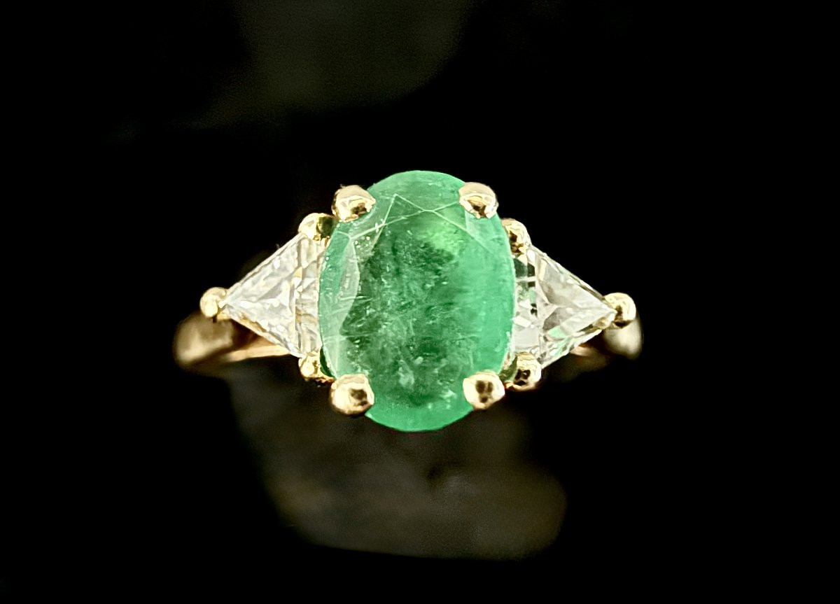 Bague or jaune sertie d'une émeraude de 0,70 carat en taille ovale et deux diamants en triangle-photo-3