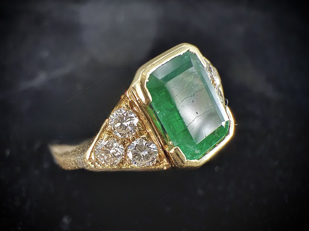Ring In 18-carat Yellow Gold Set With A 2-carat Emerald-photo-1