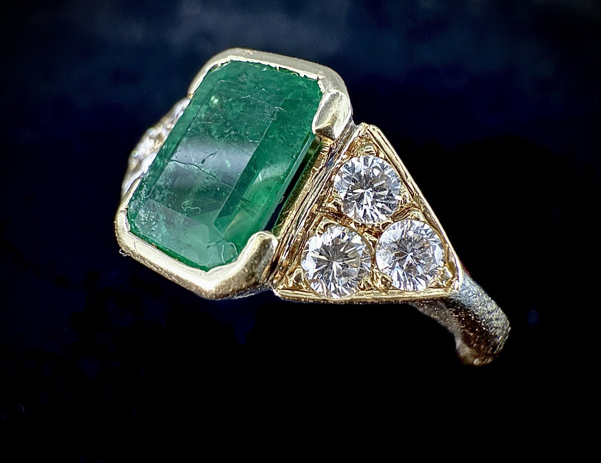 Ring In 18-carat Yellow Gold Set With A 2-carat Emerald