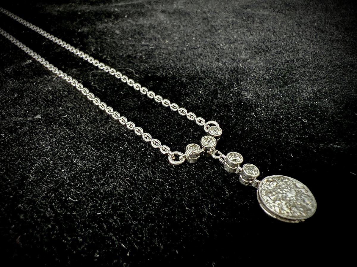 Antique White Gold Necklace Set With 13 Brilliant-cut Diamonds Linked To A Chain-photo-3