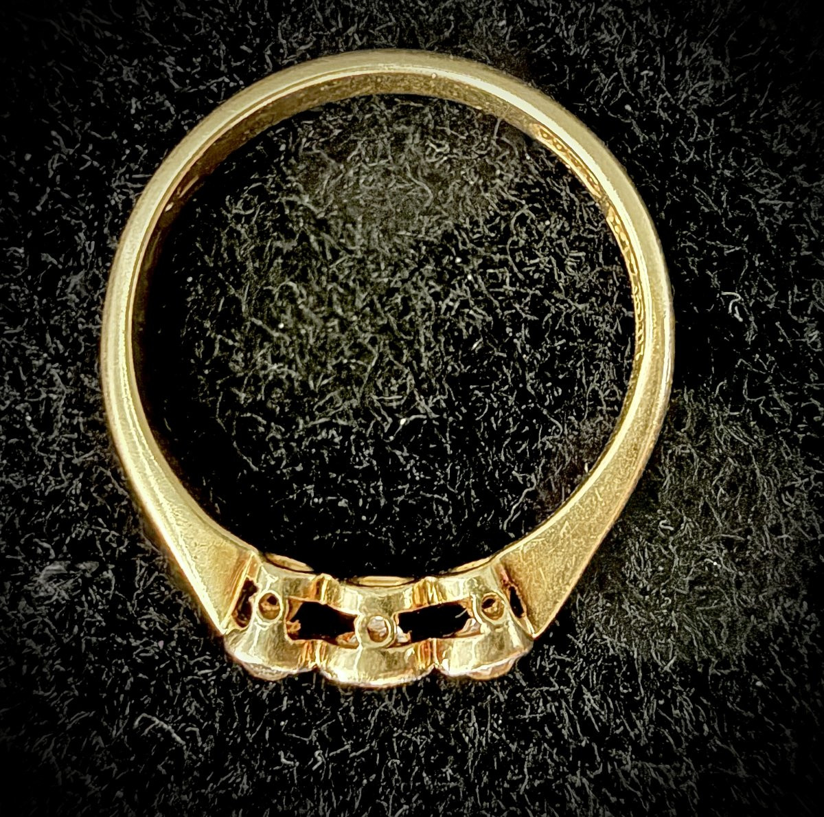 Bague ancienne en or jaune et platine sertie de 3 diamants taille ancienne-photo-1