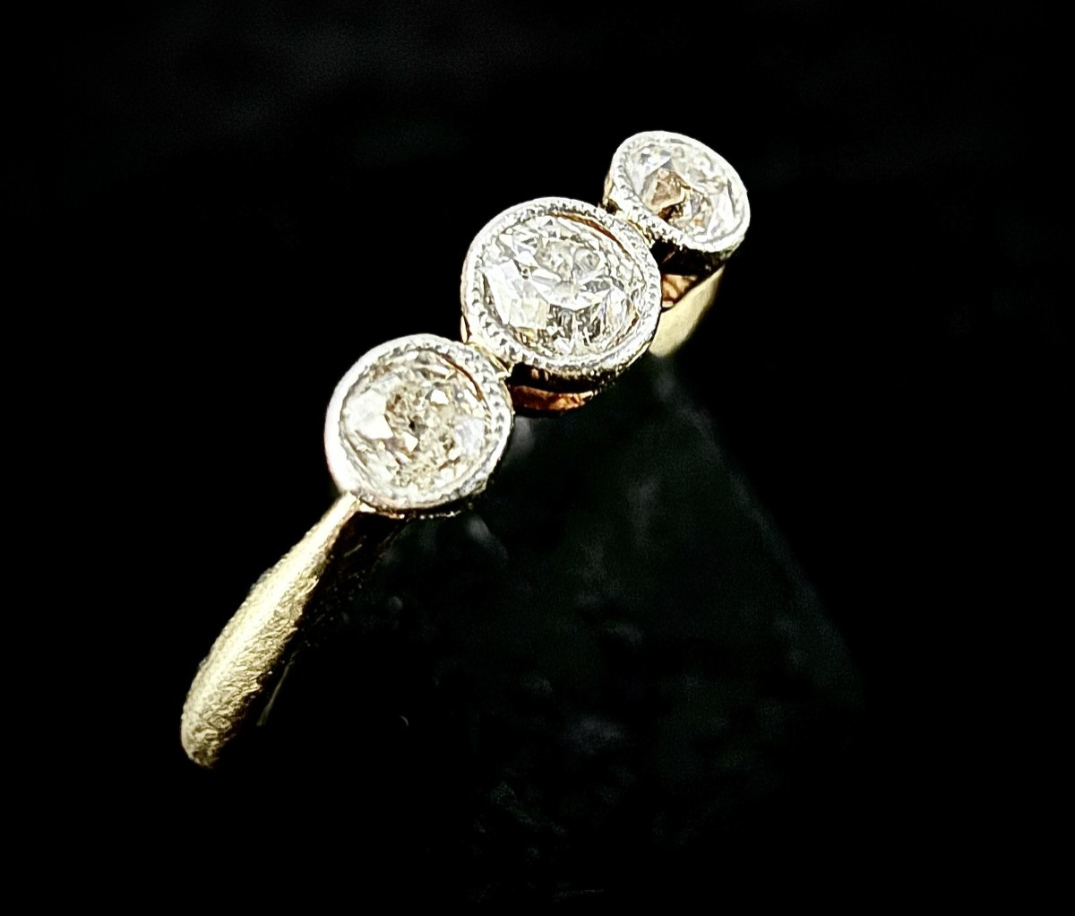 Bague ancienne en or jaune et platine sertie de 3 diamants taille ancienne