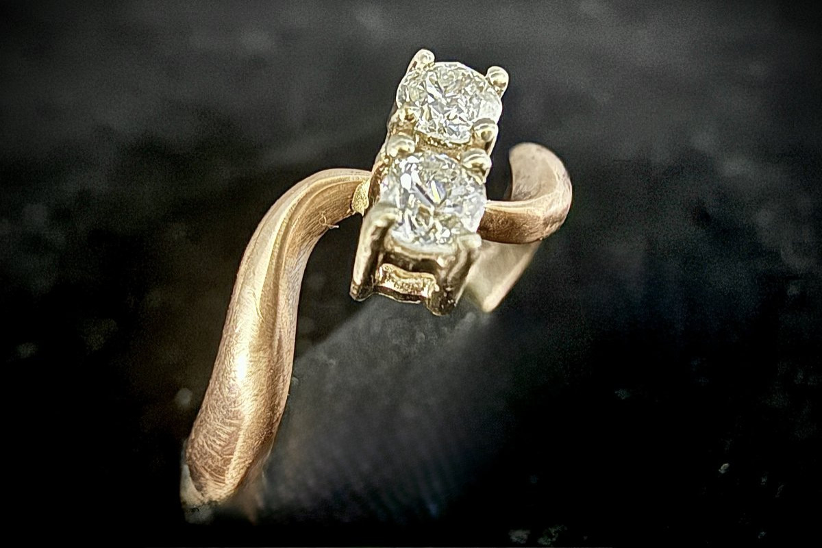 Bague Art Nouveau en or rose sertie de deux diamants de 0,15 carat chacun-photo-2