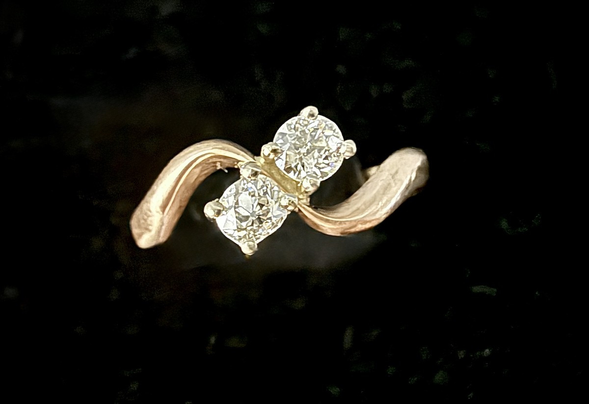 Bague Art Nouveau en or rose sertie de deux diamants de 0,15 carat chacun