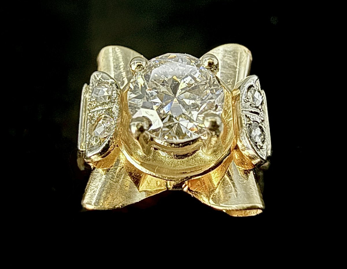 Art Nouveau Yellow Gold Ring Set With A 0.70 Carat Diamond And 4 Diamond Roses-photo-3